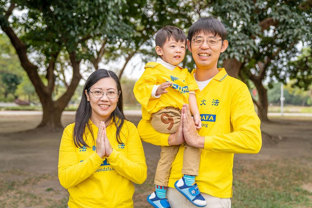  Vei Čeng i njegova žena i dete praktikuju Dafu zajedno kao porodica.
