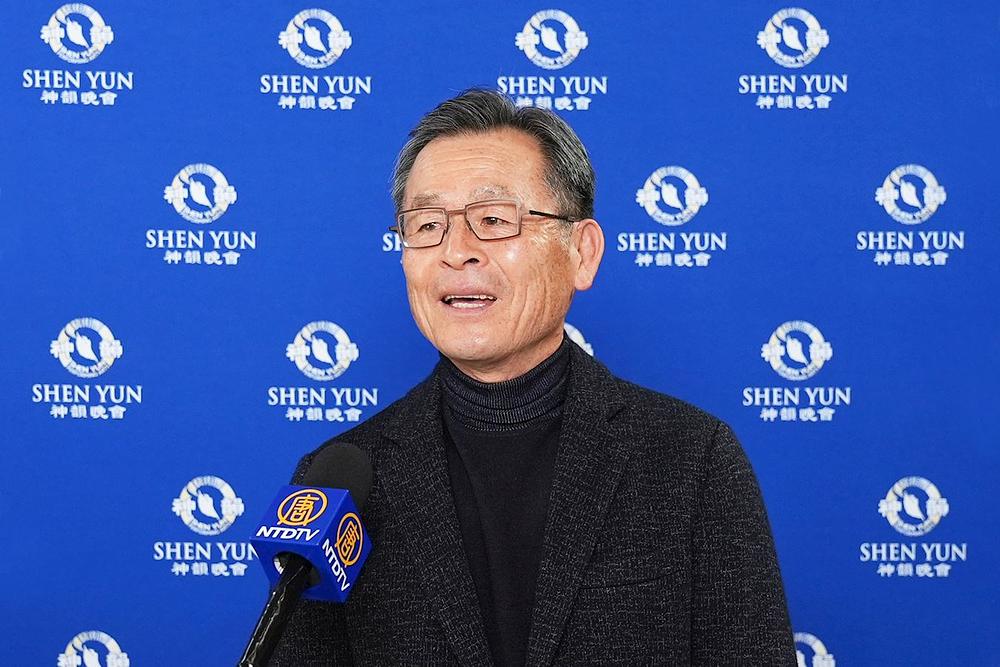 Tesuji Imazu na nastupu Shen Yuna u kongresnom centru Nagoya 24. prosinca (NTD televizija)