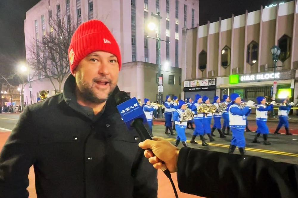 Eric Eira se divio Falun Dafa kontingentu na paradi.