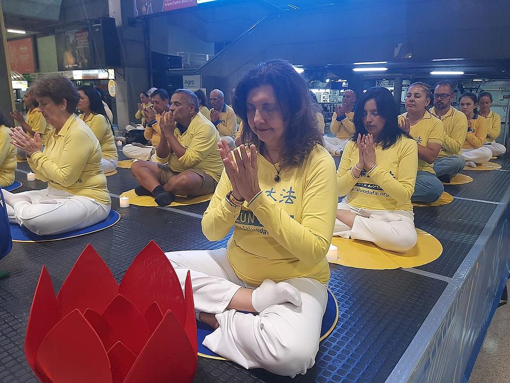 Bdijenje uz svijeće organizovano ispred tržnog centra Terminal del Sur