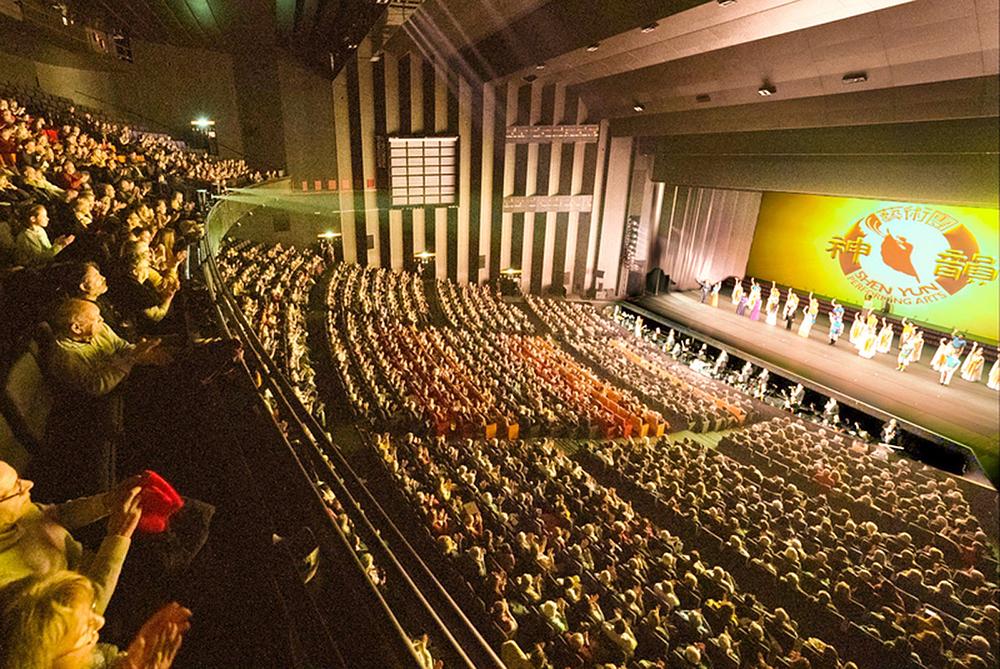 Shen Yun Global Company u Palais des Congrès de Tours u Toursu, Francuska, popodne 12. februara. Trupa je izvela tri nastupa u Toursu 11. i 12. februara, sva tri pred prepunim dvoranama. (The Epoch Times)