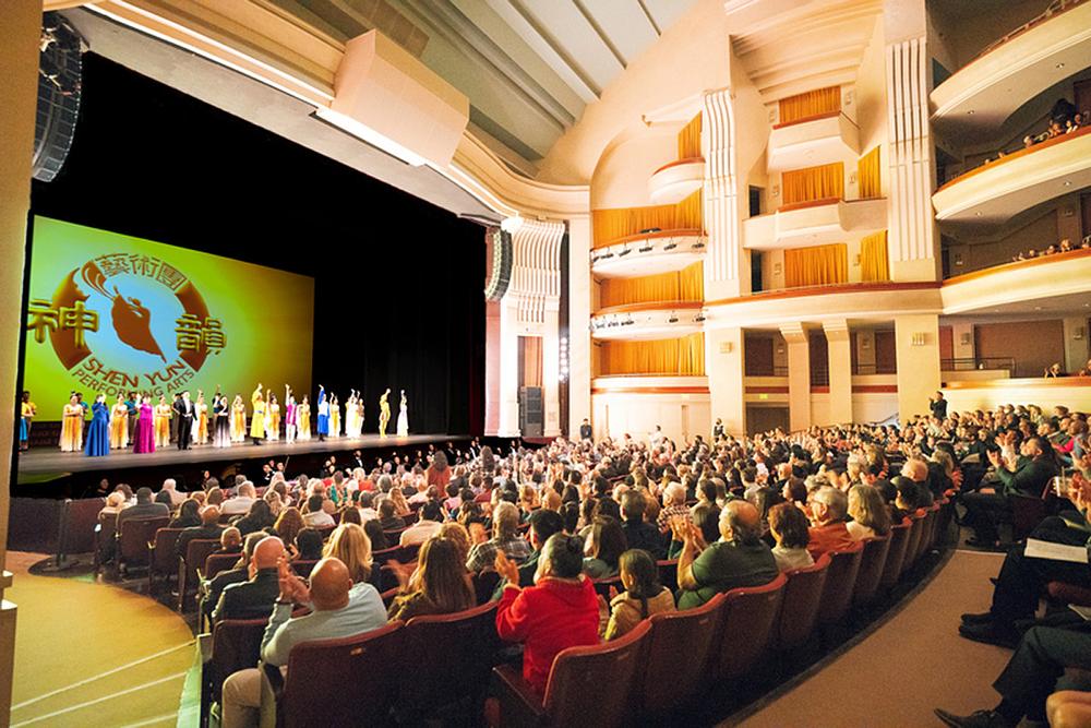 Shen Yun International Company u prepunoj dvorani u Kalifornijskom centru za umjetnost, Escondido, u Escondidu, Kalifornija, 10. februara. Trupa je izvela sedam nastupa u Escondidu od 8. do 14. februara. (The Epoch Times)
