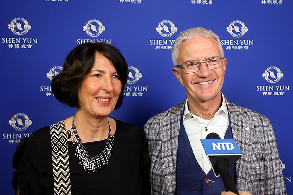Alexander Gremm, konsultant u građevinskoj kompaniji u Minhenu, Njemačka, i njegova supruga na Shen Yun predstavi u Salzburgu, u Austriji, 12. februara (NTD Televizija)