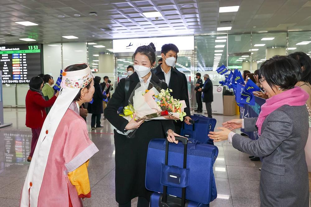 Izvođače Shen Yuna su obožavaoci dočekali cvijećem. (The Epoch Times)