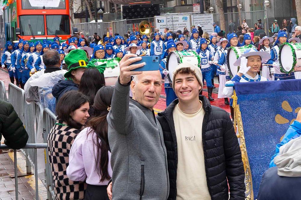 Gledatelji snimaju selfie s Tian Guo Marching Bandom u pozadini.