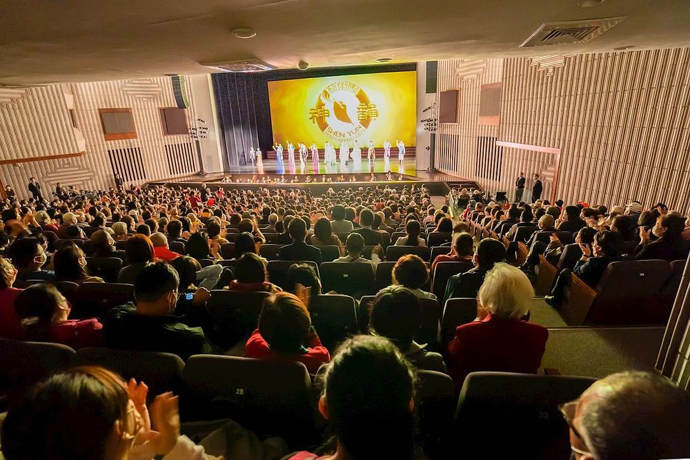Završetak predstave Shen Yun World Ansambla u Chih-The Hall Kulturnog centra Kaohsiung u Kaohsiungu popodne 28. veljače 2023. (The Epoch Times)