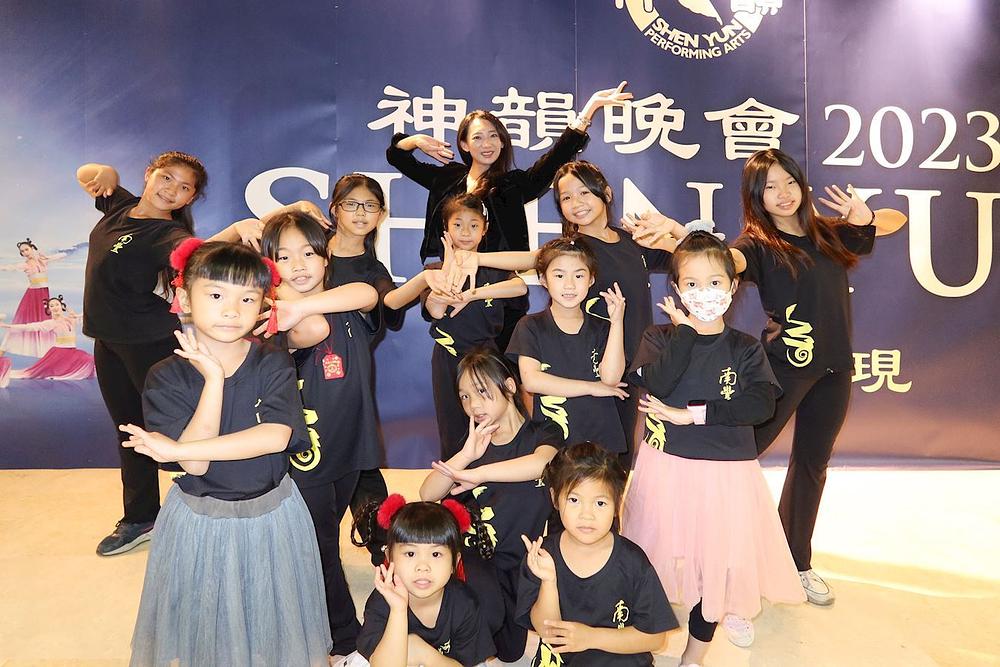 Lee Tzu-yu, izvršna direktorica tvrtke za izvedbene umjetnosti i njezini učenici na predstavi Shen Yun u Tainanu 10. ožujka (The Epoch Times)