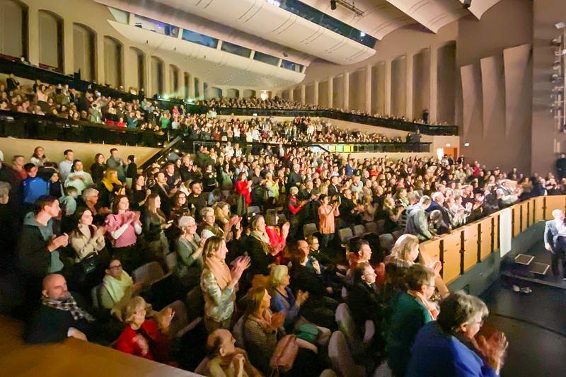 Shen Yun Global Company na rasprodanom nastupu u Forum am Schlosspark u Ludwigsburgu, Njemačka, 25. veljače. Trupa je izvela šest predstava u Ludwigsburgu od 21. do 25. veljače, sve pred punim dvoranama. Ulaznice za prvotno zakazane predstave rasprodane su dosta unaprijed. Nakon Božića domaća voditeljica dodala je još jedan nastup koji je također brzo rasprodan. Lokalni voditelj je zatim stavio na prodaju neka sjedala sa zaprečenim pogledom kako bi zadovoljio potražnju. (The Epoch Times)