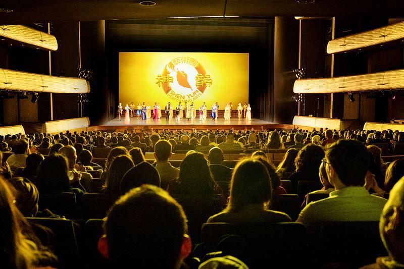 Shen Yun International Company u AT&T Performing Arts Center – Winspear Opera House u Dallasu, Texas, navečer 25. veljače. Trupa je predstavila pet izvedbi u Dallasu od 24. do 26. veljače, nakon što je u siječnju izvela sedam izvedbi. Večernja izvedba 26. veljače dodana je tri tjedna unaprijed kako bi se zadovoljila potražnja. Sve izvedbe u Dallasu bile su ili u rasprodanim ili prepunim dvoranama. (NTD televizija)