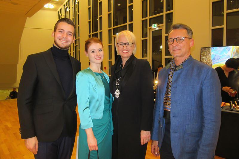 (Slijeva na desno): Philip Kesmarki , Carina Hammerschmidt i Christine i Zoltan Kesmarki na predstavi Shen Yun u Ludwigsburgu, Njemačka, 23. veljače. (Epoch Times)