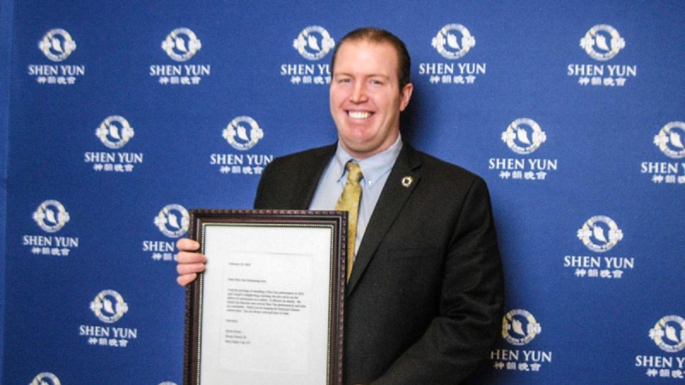 Predstavnik države Utah Quinn Kotter osobno je uručio službeno pismo dobrodošlice i gledao je izvedbu navečer 25. veljače. (Epoch Times)