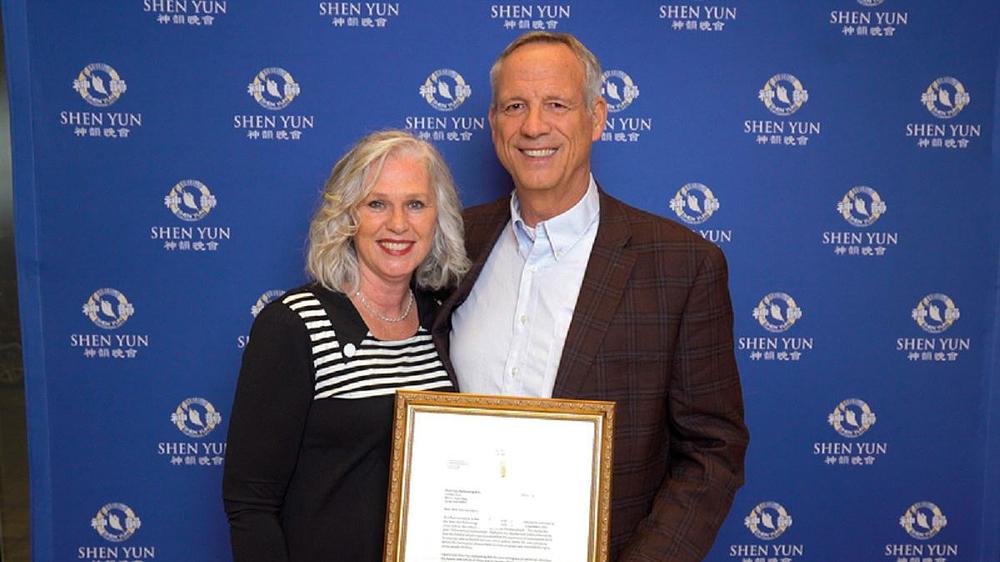 Predstavnik savezne države Utah Kay Christofferson i njegova supruga Suzanne uručili su Shen Yunu pismo zahvalnosti i gledali su izvedbu navečer 25. veljače. (Epoch Times)