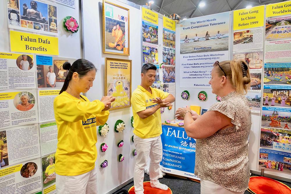  Tamie McNulty (lijevo) je kazala da je mogla osjetiti energiju dok je radila vježbu sjedeće meditacije.