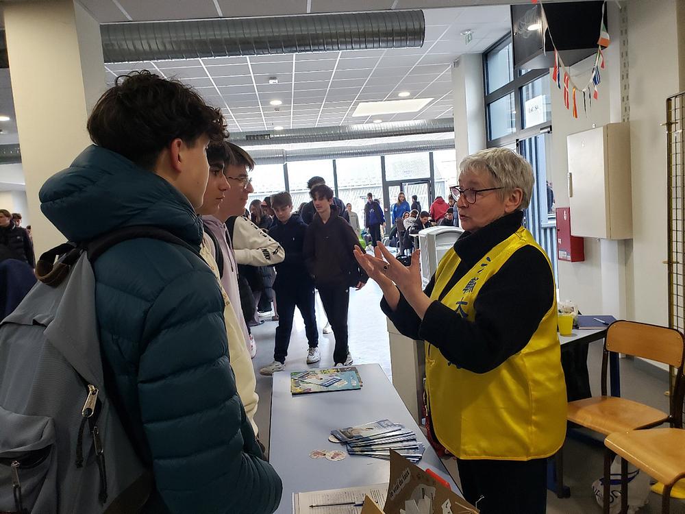  Učenici drugog razreda srednje škole dobivaju informacije o Falun Dafa i represiji u Kini.