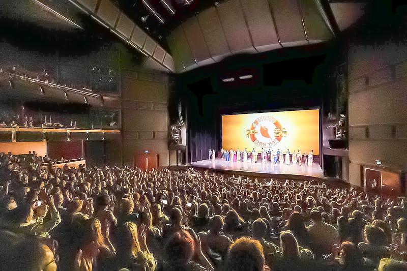 Shen Yun International Ansambl u opernoj kući Shlomo Lahat u Tel Avivu, Izrael, 8. travnja. Prvotno zakazanih šest izvedbi Ansambla u Tel Avivu od 8. do 13. travnja rasprodano je mjesecima unaprijed, a lokalni organizator dodao je još dvije izvedbe za zadovoljiti potražnju, koje su također brzo rasprodane u roku od tri tjedna. (The Epoch Times)