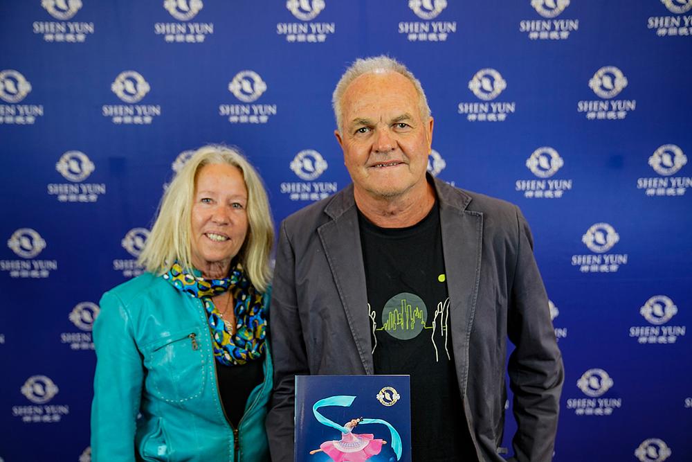 Glumac i nagrađivani dramaturg Stephen House i prijateljica Lisa na predstavi Shen Yun u Adelaideu, Australija, 8. travnja (The Epoch Times)