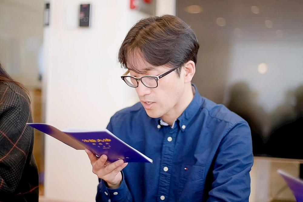  Učesnik čita članak Učitelja Lija „Zašto čovečanstvo postoji“.