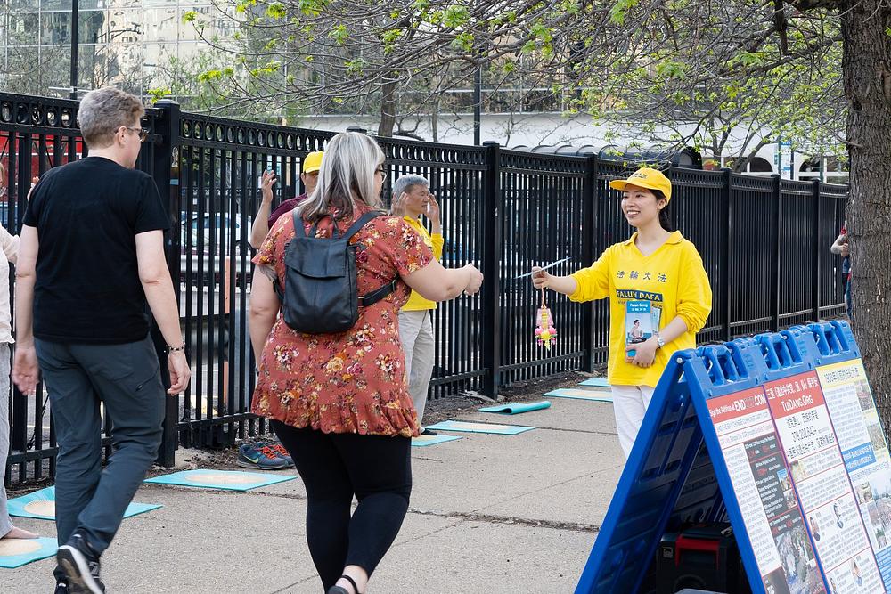 Praktikant dijeli informacije prolaznicima.