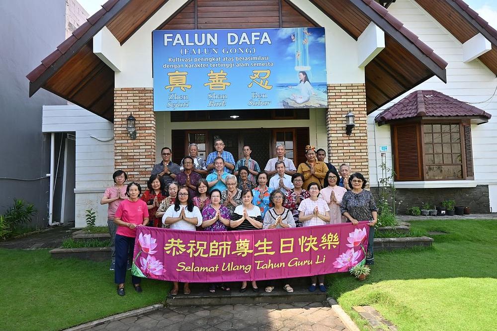  Pozdrav  praktikanata iz Indonezije.