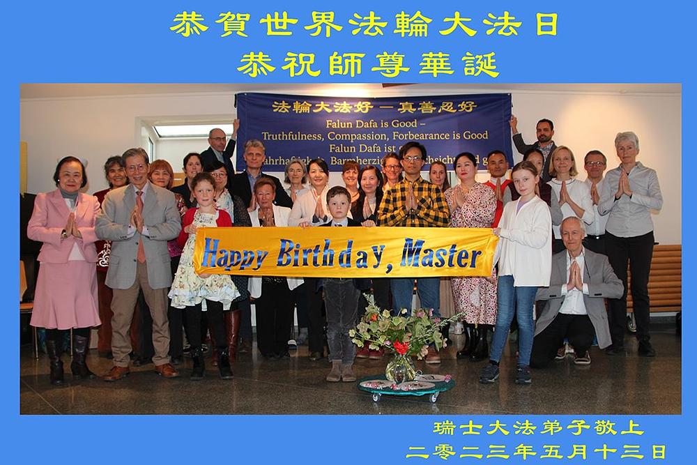  Švicarski praktikanti obilježavaju Svjetski dan Falun Dafa.