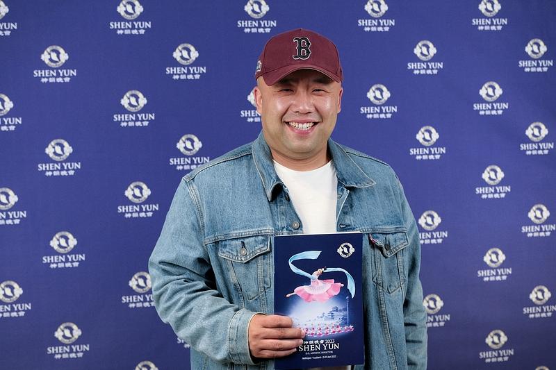 Dong Luobin, bivši zaposlenik logistike u kineskom konzulatu u Aucklandu, na predstavi Shen Yun u Aucklandu, Novi Zeland, 21. travnja (NTD televizija)
