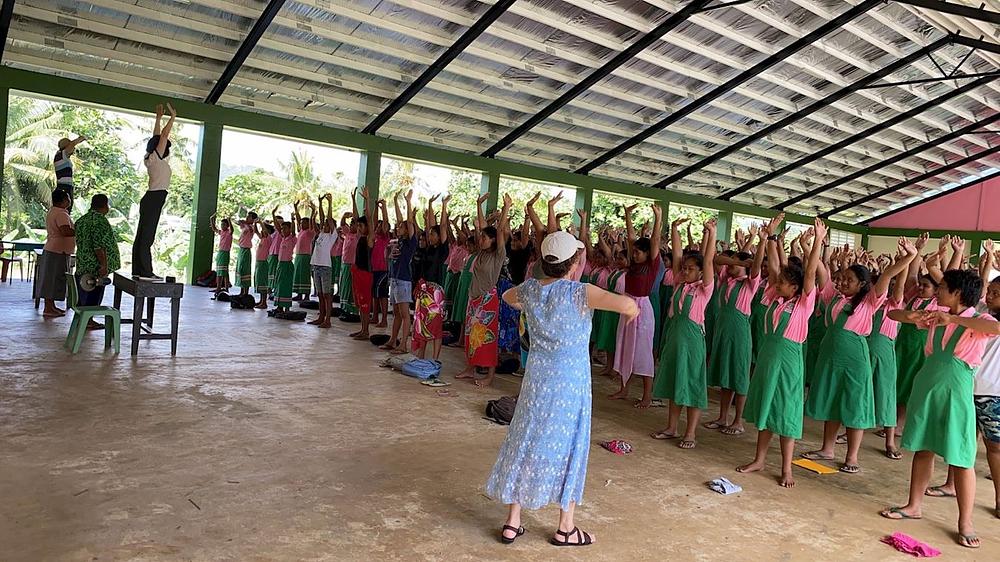 Učenicima, učiteljima i osoblju samoanskih škola prikazane su vježbe Falun Dafa.