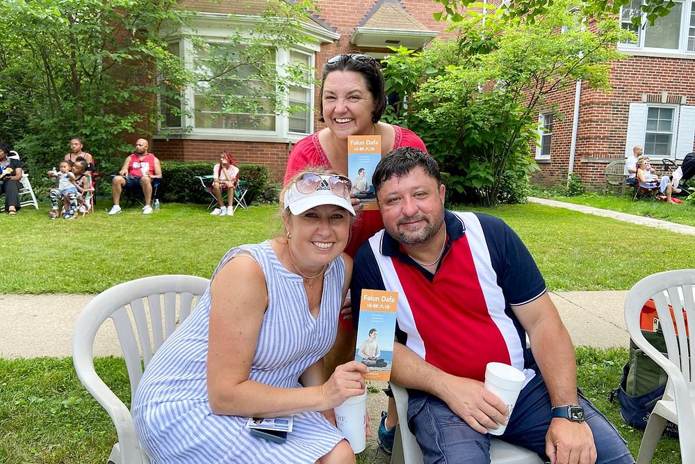  Chris Schriner (lijevo naprijed) i Christy Chultz (pozadi) i njihova porodica su uživali u gledanju parade.