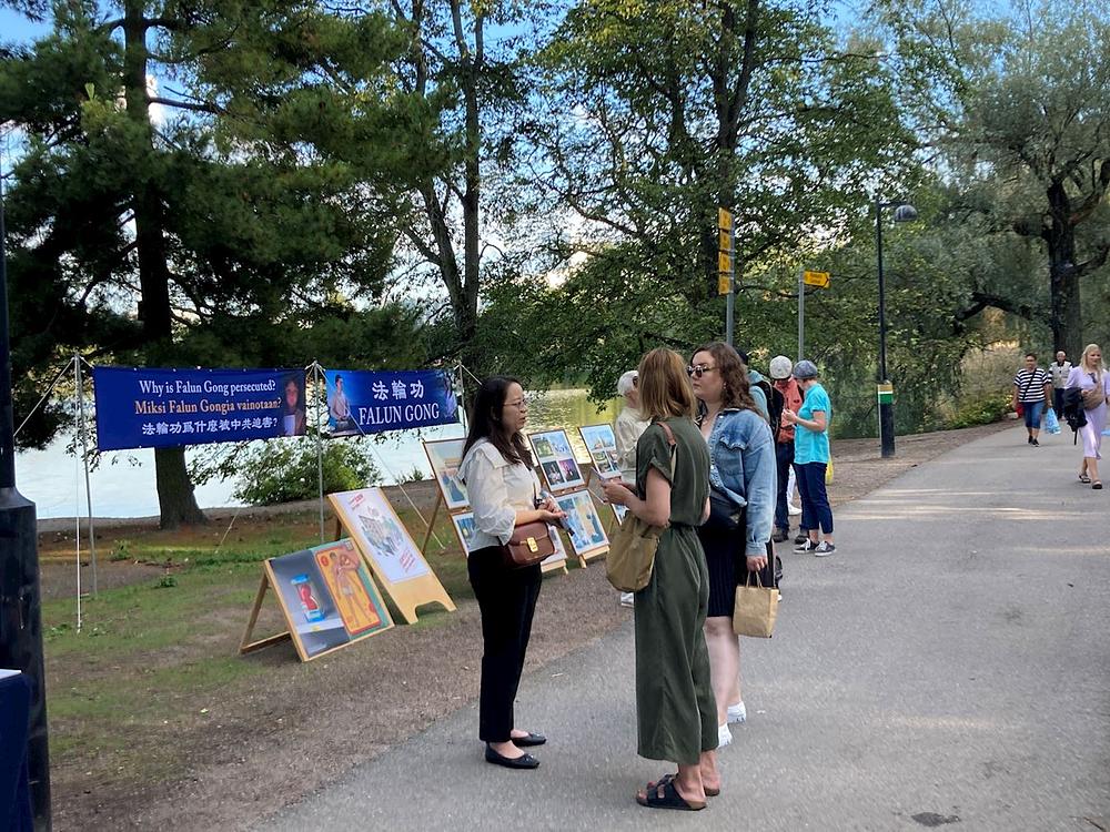Ljudi potpisuju peticiju pozivajući na zaustavljanje zločina KPK.