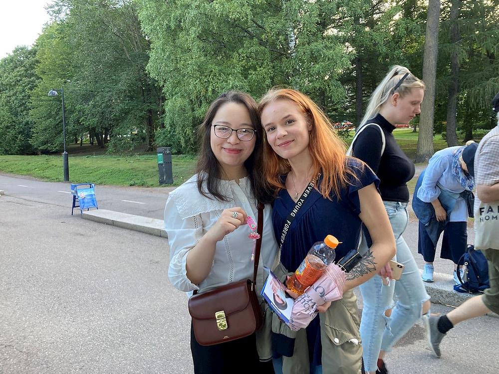 Laura (desno) podržava aktivnosti praktikanata.