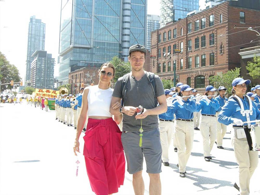 Richard i njegova supruga Julia iz Češke smatraju da je veoma hrabro od Kineza što napuštaju KPK.
 