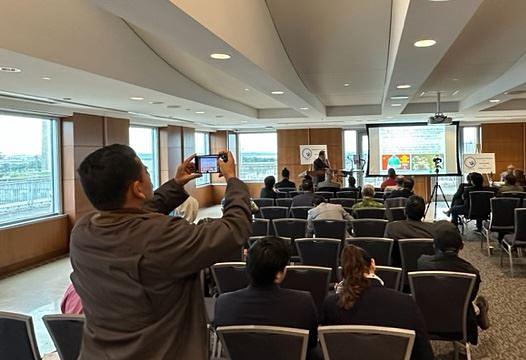 Sudionik fotografira prezentaciju.