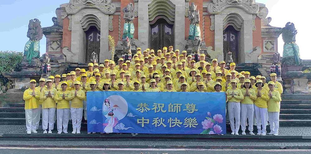 Praktikanti u Indoneziji žele Učitelju sretan Praznik sredine jeseni.