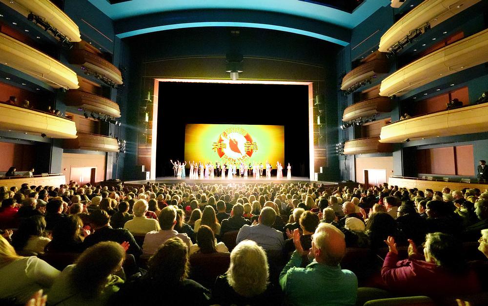 Shen Yun Touring Company u prepunoj kući u Schuster Performing Arts Centru u Daytonu, Ohajo, uvečer 2. januara (NTD Televizija)