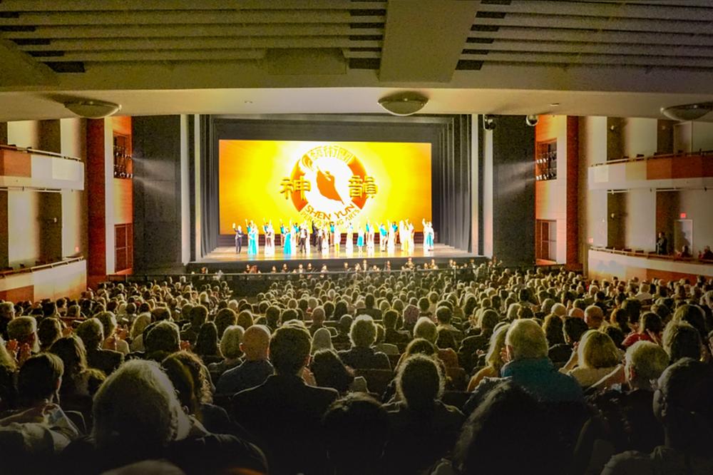 Shen Yun North America Company u Long Centru za scenske umjetnosti u Austinu, Teksas, popodne 6. januara. Trupa je predstavila četiri nastupa u Austinu od 5. do 7. januara, sve pred punim salama. (The Epoch Times)