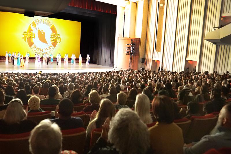 Shen Yun New World Company u Atlanta Symphony Hall u Atlanti, Georgia, 7. januara. Trupa je predstavila tri nastupa prepunim salama u Atlanti od 6. do 7. januara. (The Epoch Times)