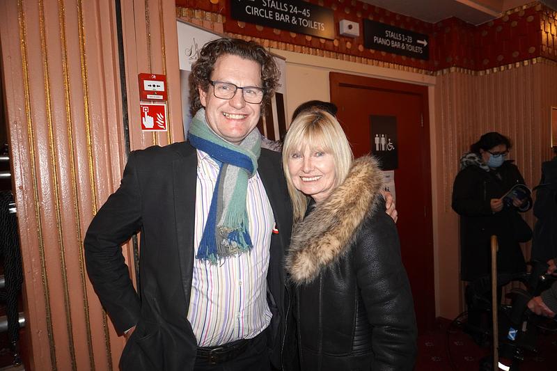 Glumac Paul Curran i njegova majka na matineju Shen Yuna u Oksfordu 6. januara (The Epoch Times)