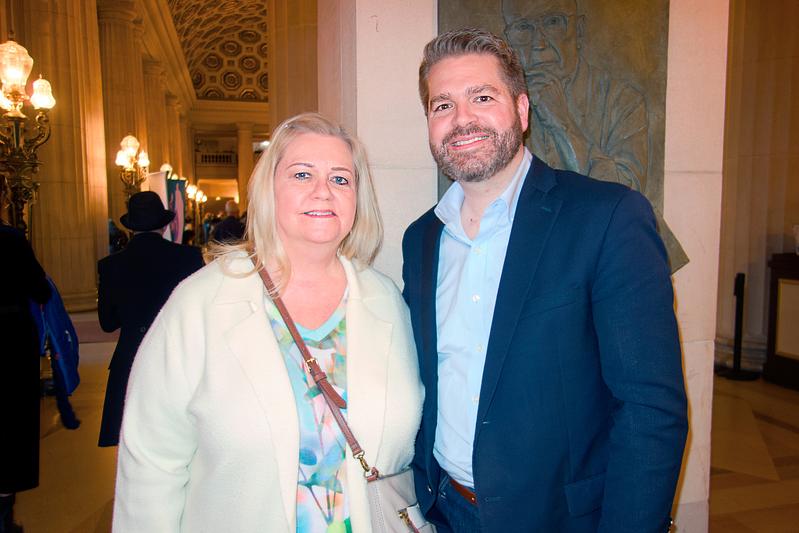 Matthew Spivey, izvršni direktor Simfonijskog orkestra iz San Francisca, i njegova majka na matineju Shen Yuna u San Franciscu 4. januara (The Epoch Times)