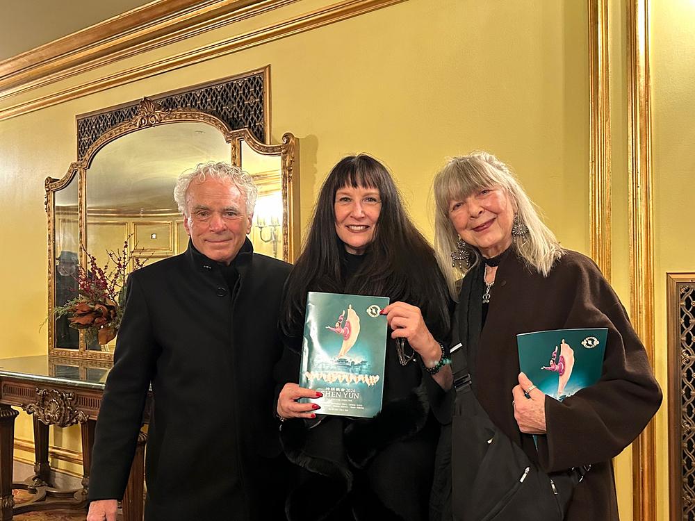 Dianne Piva (u sredini), Elaine Pieri (desno) i Peter (lijevo) na predstavi Shen Yun u San Franciscu 7. januara (Minghui.org)