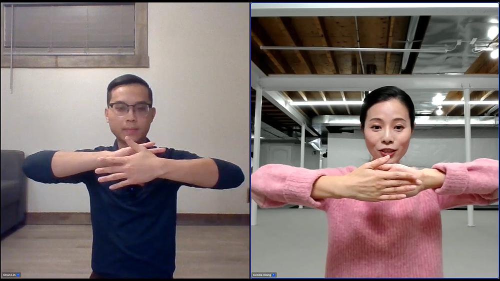 Praktikanti demonstriraju Falun Dafa vježbe tokom online časova.