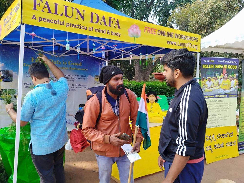 Venmani Unnikrishnan (u sredini), filmski režiser filmova na malajalamskom jeziku, razgovara sa praktikantom.