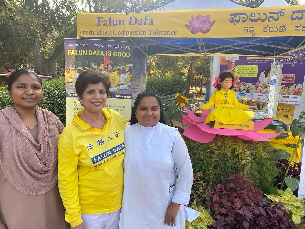 S. Sajitha, profesorica na koledžu Mount Carmel (desno), zamolila je praktikante da donesu svoj štand na fakultetski kampus.