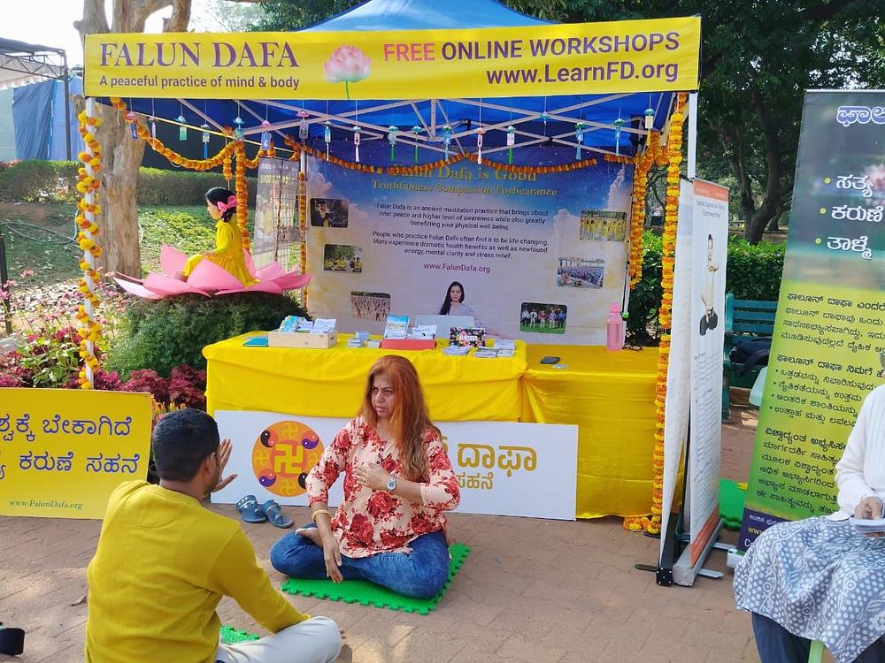 Praktikanti besplatno podučavaju vježbe na izložbi cvijeća.