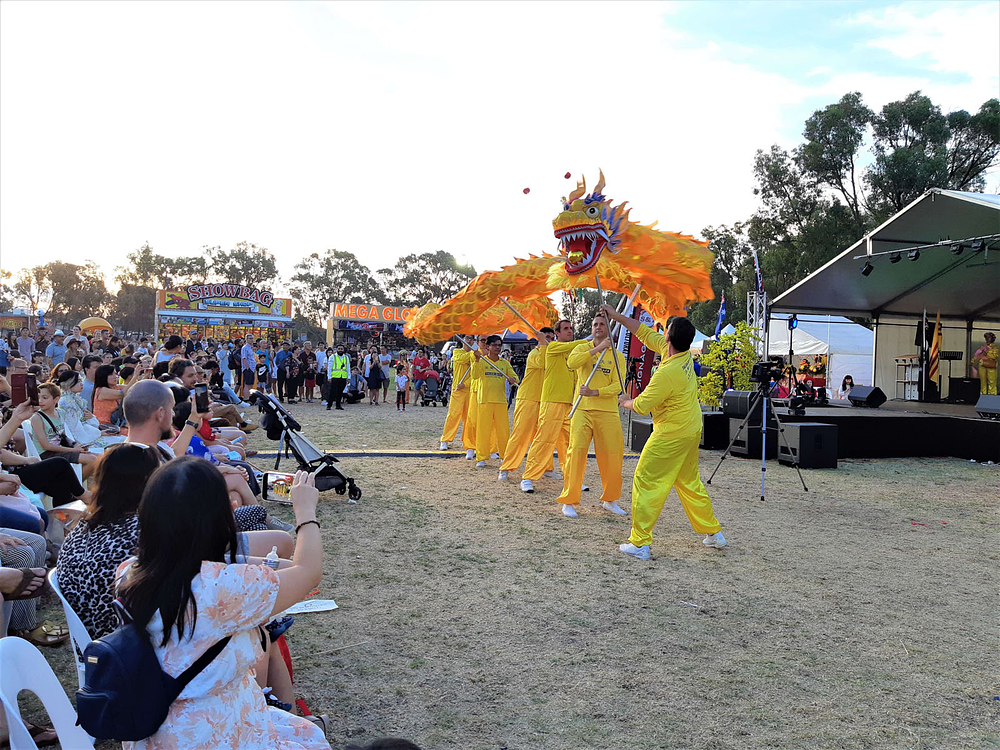 Praktikanti su izveli plesne predstave sa zmajem.