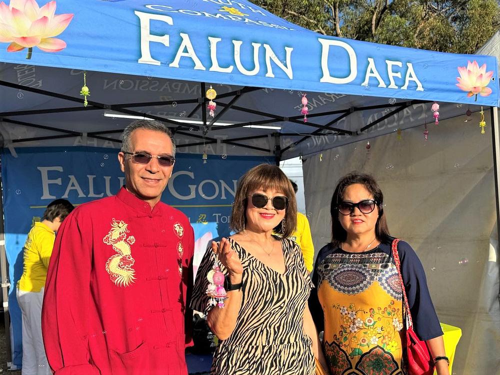 Nga Ngujen (u sredini) je rekla da svi mogu imati koristi od principa Istinitosti-Blagosti-Trpeljivosti.