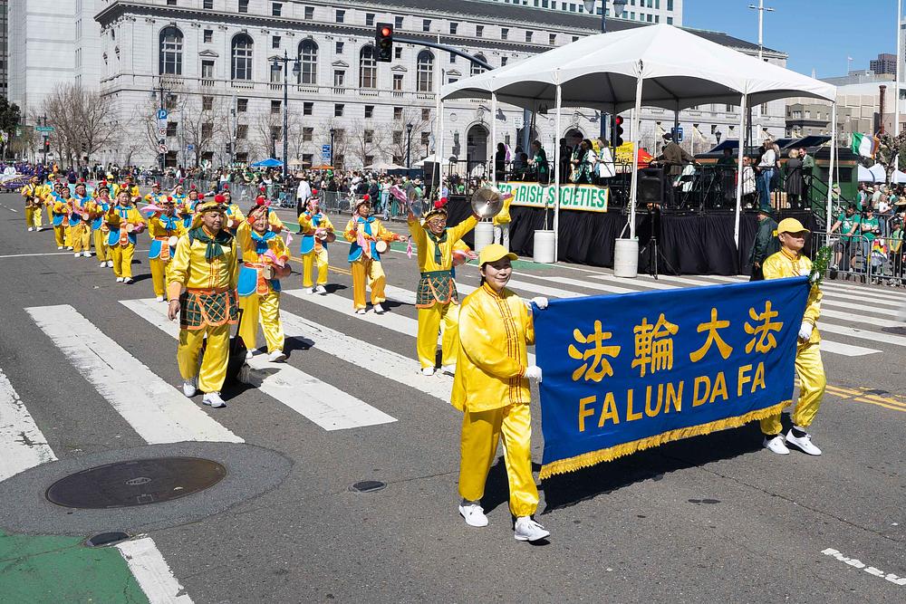 Falun Dafa praktikanata sudjeluje u paradi povodom Dana svetog Patrika u San Franciscu.