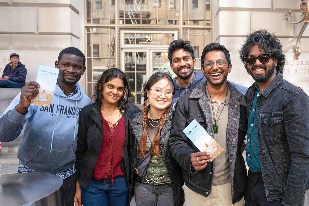 Računalni inženjer Rahul (prvi s desna) i njegovi prijatelji podržavaju Falun Dafa