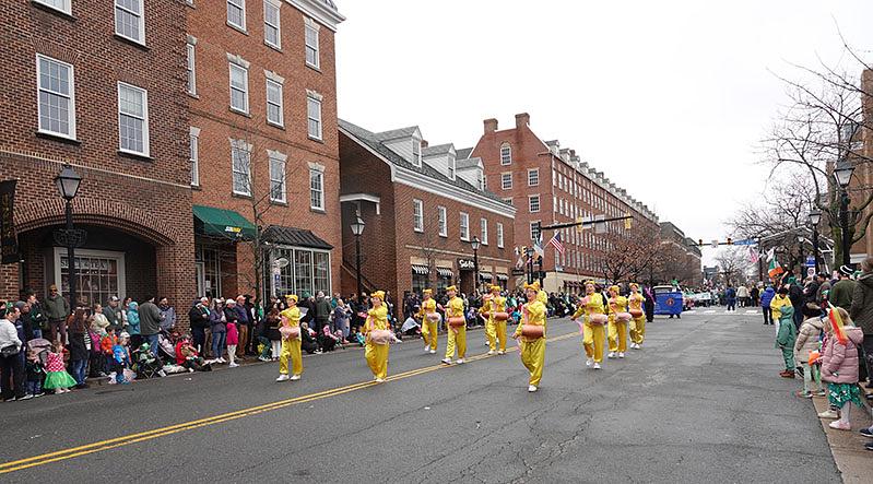 Praktikanti na bubnjevima tijekom parade za Dan sv. Patrika u Aleksandriji.