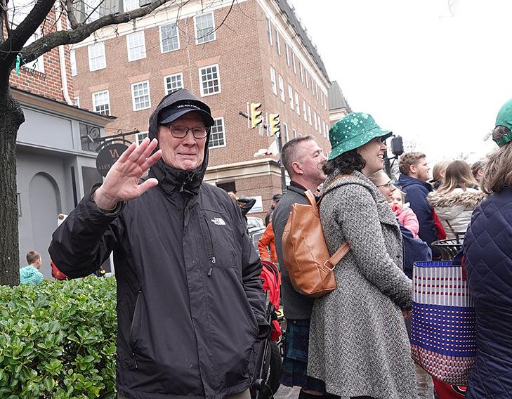 John Peters je mahao i zahvaljivao praktikantima.