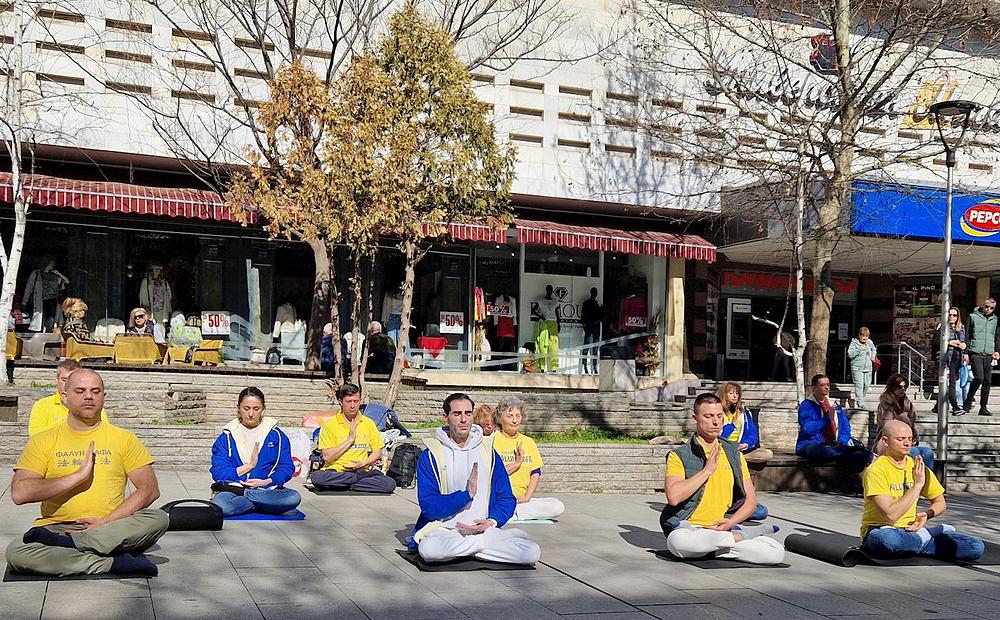 Praktikanti izvode vježbe u blizini središnje robne kuće u glavnoj pješačkoj ulici Stare Zagore 24. veljače.