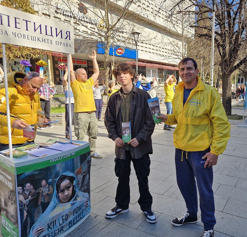 Dimitar se fotografira s praktikantom nakon potpisivanja peticije.